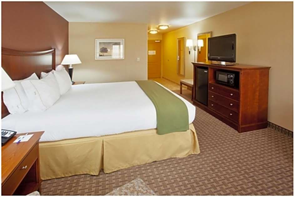 Holiday Inn Express & Suites Willows by IHG