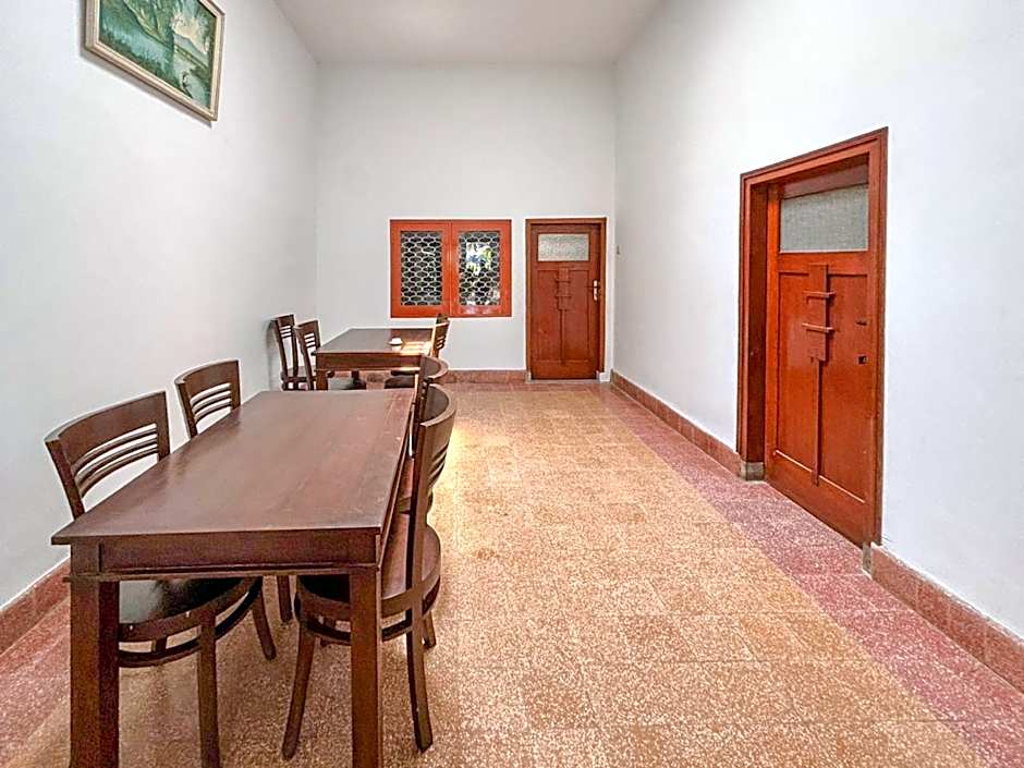 Tini's Guest House Malang Mitra RedDoorz