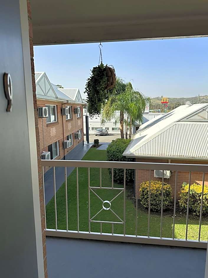 The Oaks Hotel Motel