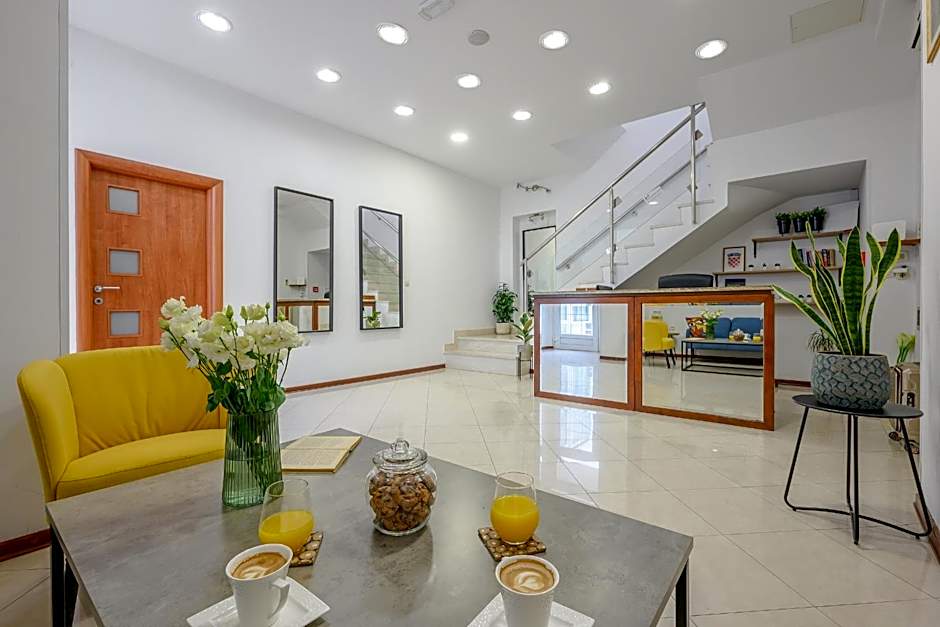 Yellow house with private parking