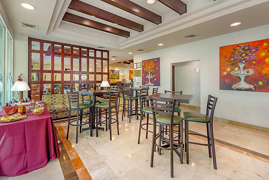 Quality Inn Monterrey La Fe