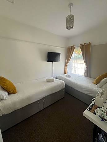 Family Room-Ensuite With Shower-Landmark View-Top Floor Suite