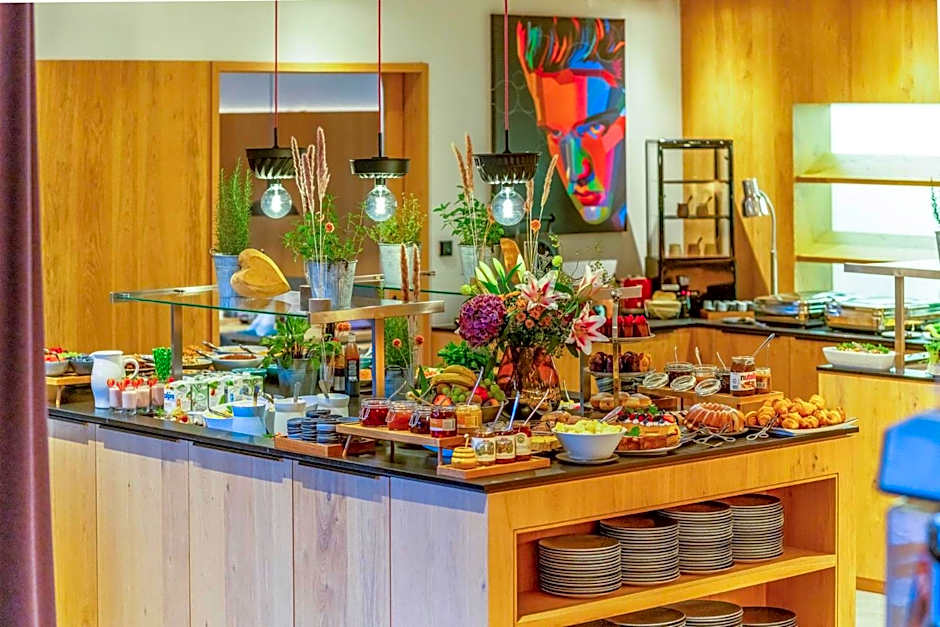 Wellness und Brunch Hotel MorgenZeit beheizter Naturpool mit Sandstrand Genuss Frühstück bis 13 Uhr Hochkönig Sommercard