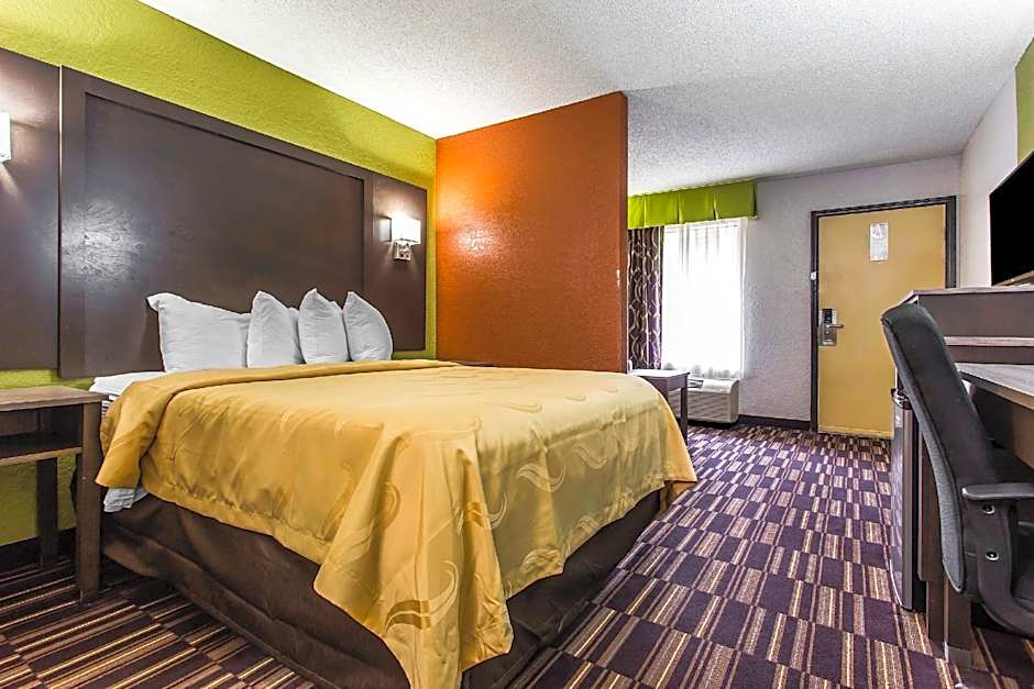 Photo 1 of 4 of 1 Queen Bed Suite, Nonsmoking