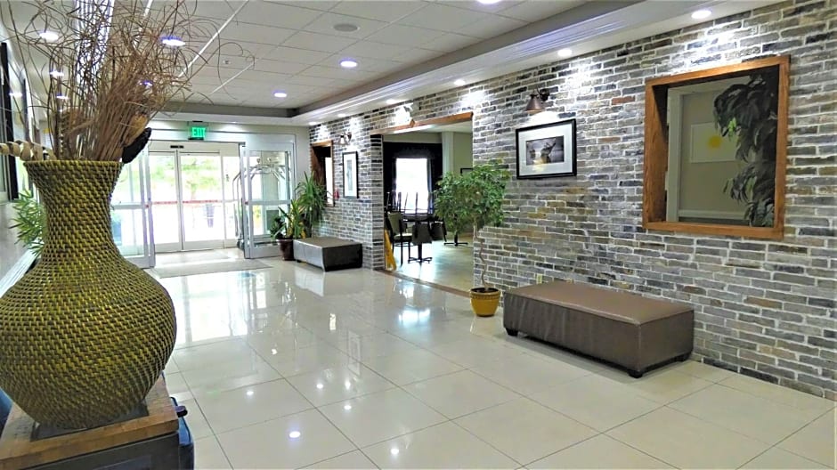 Days Inn & Suites by Wyndham Savannah North I-95