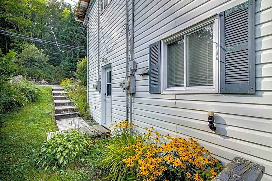 Lake retreat 5BR with SPA, watercraft and kids playground