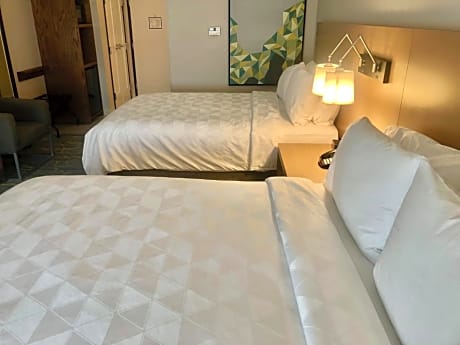 2 Queen Beds Standard Mobil Access Tub