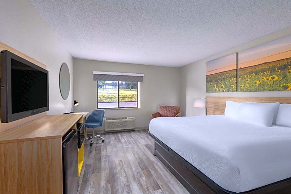 Days Inn and Suites by Wyndham Kansas City South