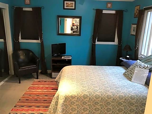 Elaine's Hollywood Bed & Breakfast