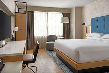 Guest room, 1 King (Mobility and Hearing Accessible w/Roll-in Shower)