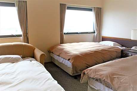 Twin Room with Extra Bed - Smoking