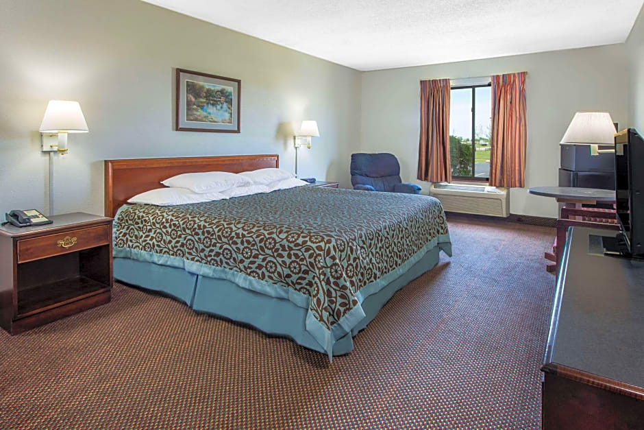 Photo 1 of 1 of 1 King Bed, Smoking