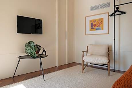 Penthouse Apartment with Balcony and Pool View