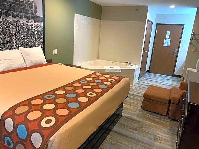 Super 8 by Wyndham Frankfort IN