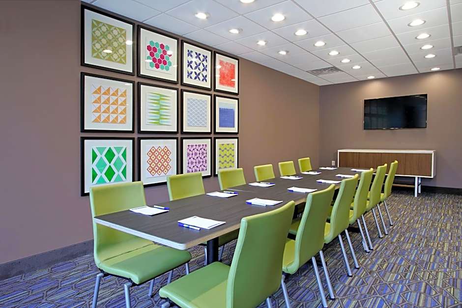 Holiday Inn Express & Suites Columbus North By IHG