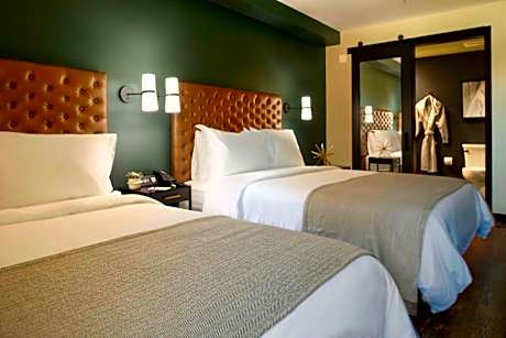 Queen Room with City View and Tub - Mobility/Hearing Access