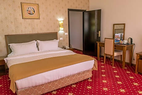 One-Bedroom Suite with Sea View