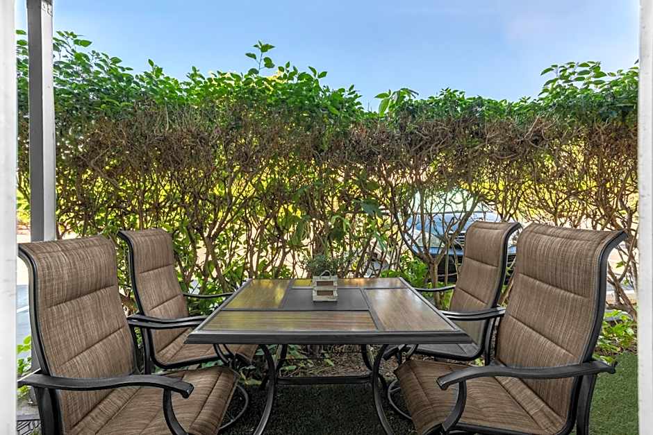 Walk to Beach! Full Kitchen and Pool