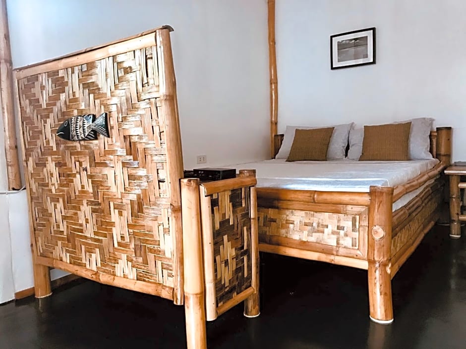 Everyday Sunday Hotel & Cafe