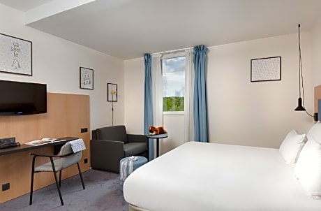 Family Room 1 King Bed with Sofabed Non-Smoking