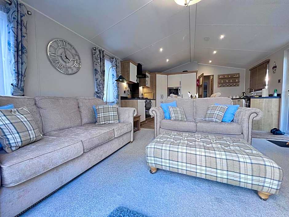 Lakeside Dorchester Lodge - Hot Tub with Fishing Peg