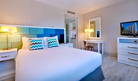 1 Queen Bed Standard