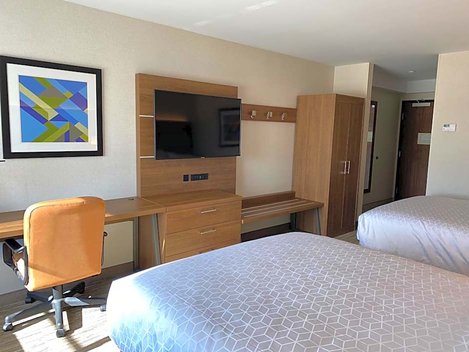 Holiday Inn Express and Suites Chatsworth By IHG