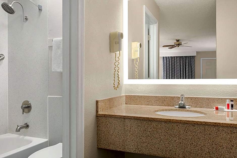 Days Inn by Wyndham Demopolis