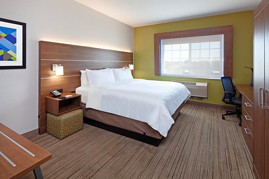 Holiday Inn Express & Suites Tulare