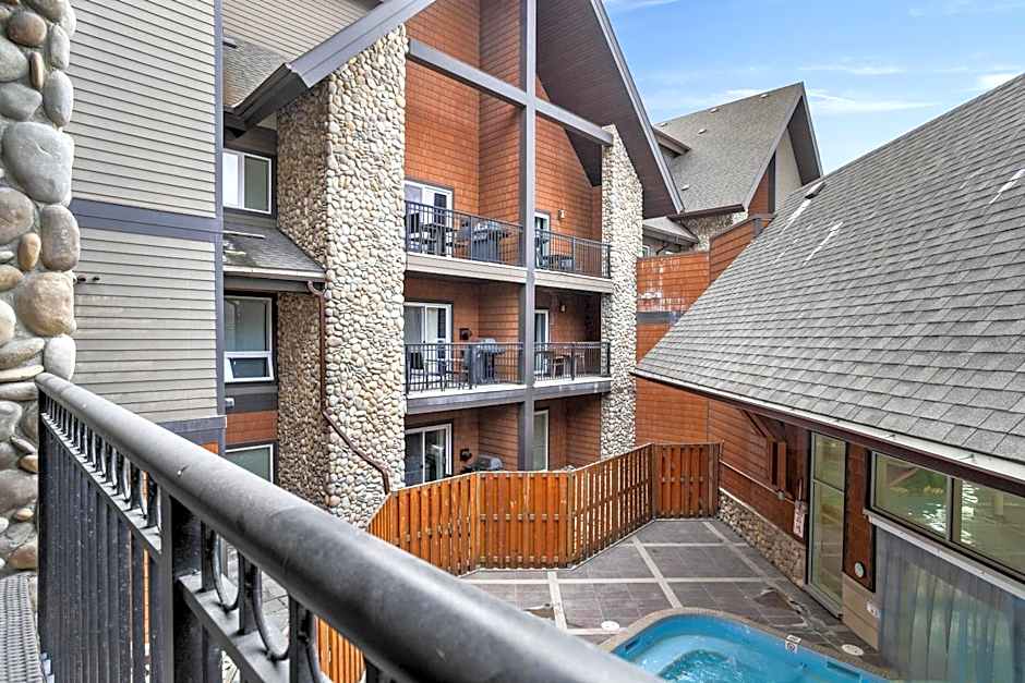 Outstanding Mountain Condo WATERSLIDE and HOT TUB managed by Little Sister Getaways