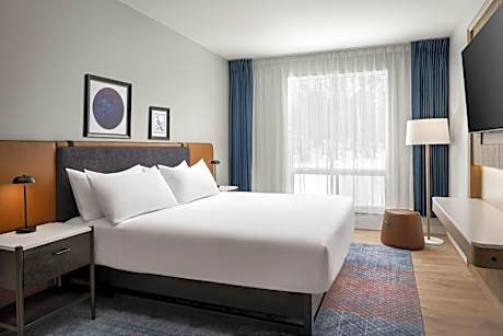 Suite, 1 Bedroom Suite, 1 King, Courtyard view