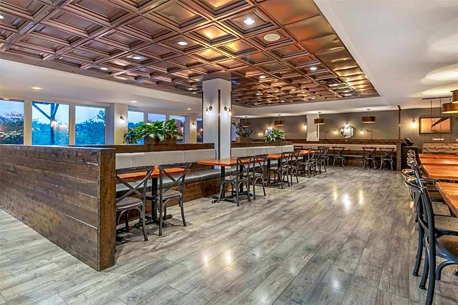 Best Western Plus Chocolate Lake Hotel