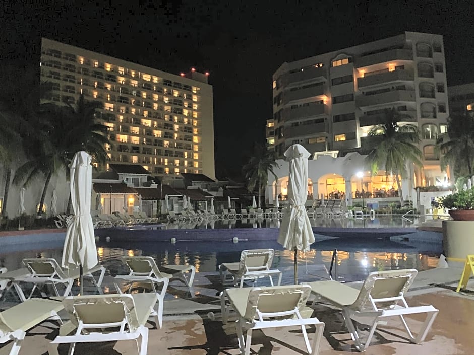 VILLA PARA 5P 4A 1M dentro del Hotel a un lado del Krystal IXTAPA Con Playa WiFi