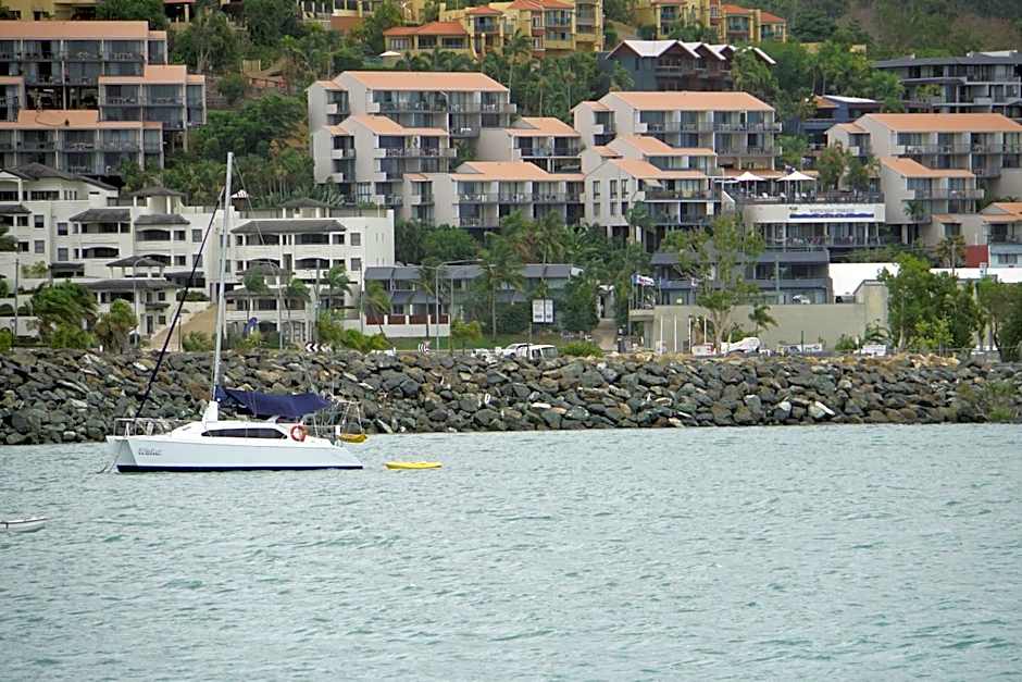 Airlie Seaview Apartments