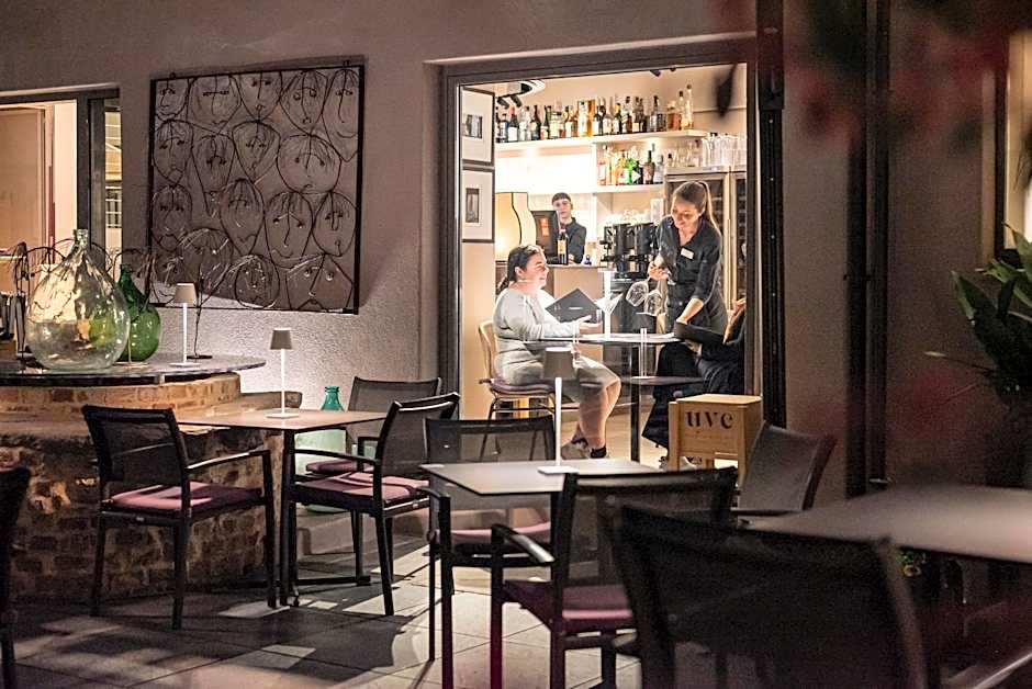 Uve Rooms & Wine Bar