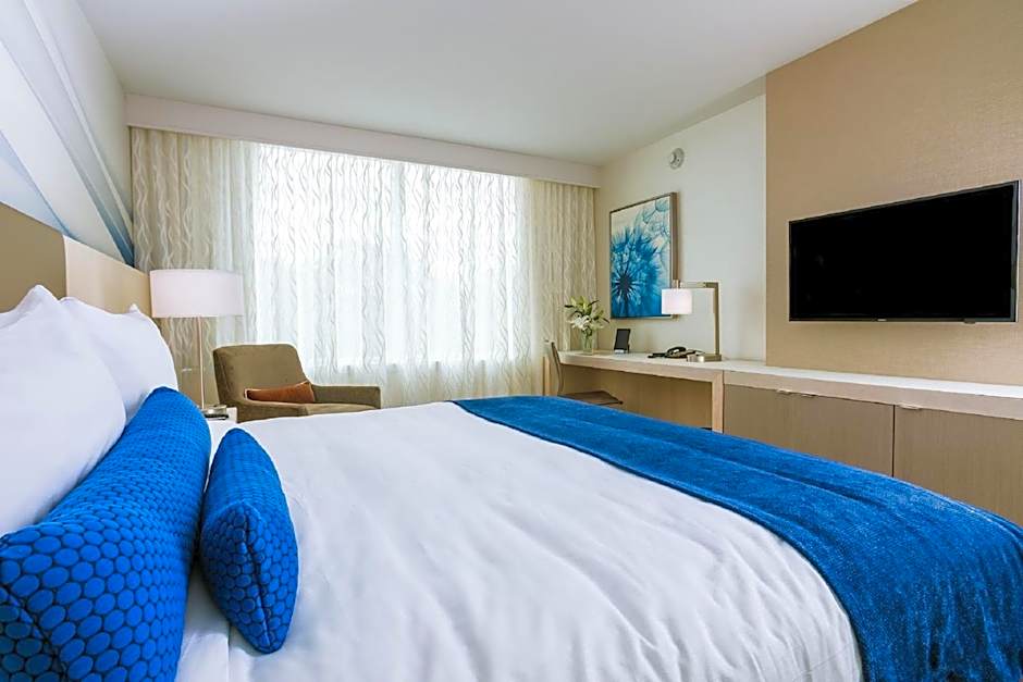 Photo 1 of 6 of Deluxe 1 King Bed, Tower