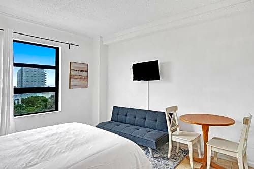 Beach Front suite at Hollywood Beach Resort, direct beach access, Swimming Pool