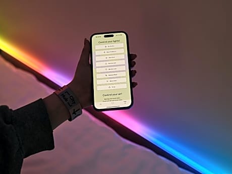 Twin Hub with shared bathroom