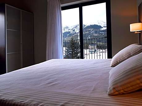 QUADRUPLE ROOM (2 ADULTS + 2 CHILDREN)