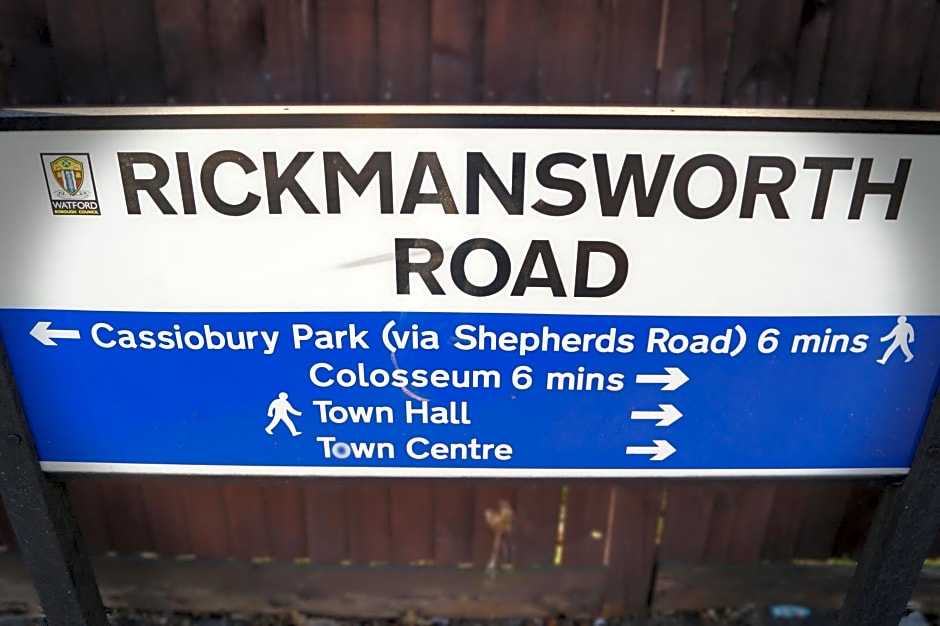 Ricky Road Guest House - Premium