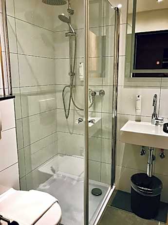 Einzelzimmer-Ensuite mit Dusche-Balkon