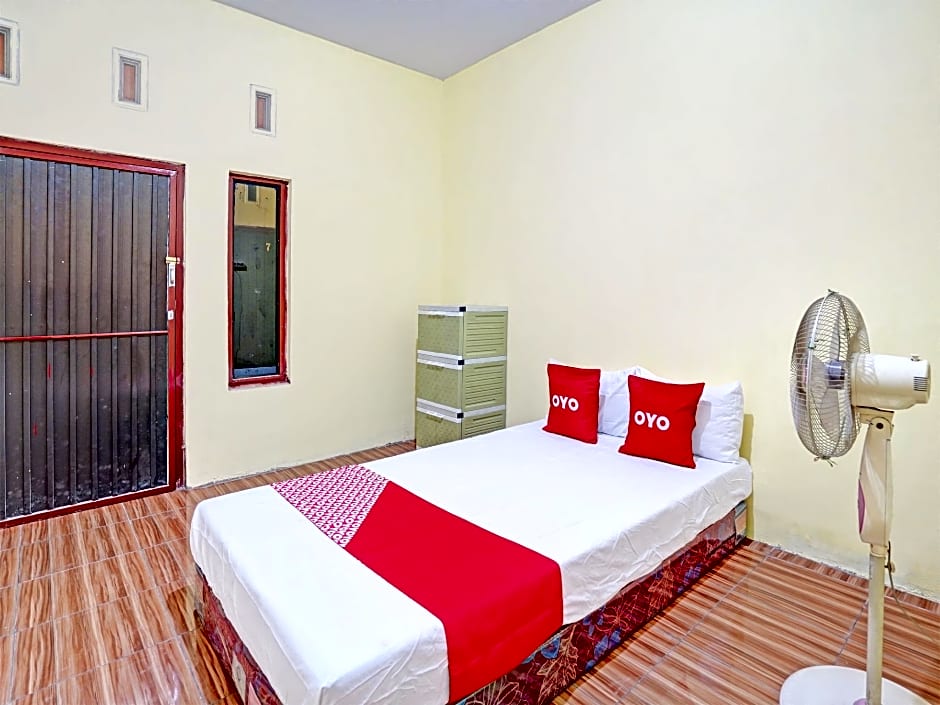 OYO Life 92920 Rumah Kost Azca