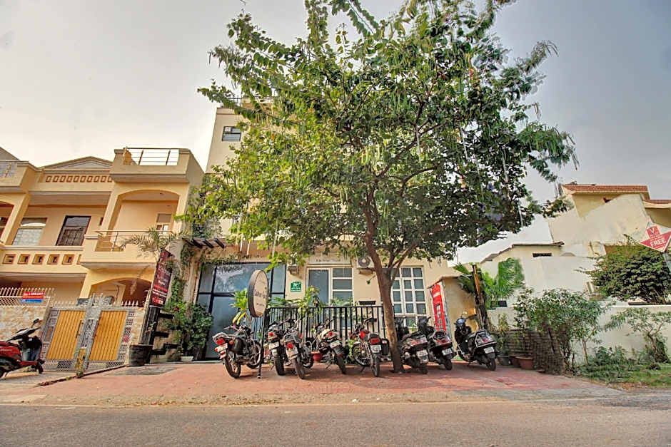 Super OYO Townhouse 702 Kachnar House Vikas Nagar – Lucknow, 