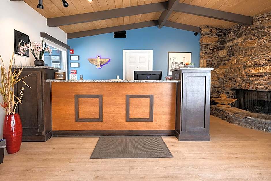 Thunderbird Lodge