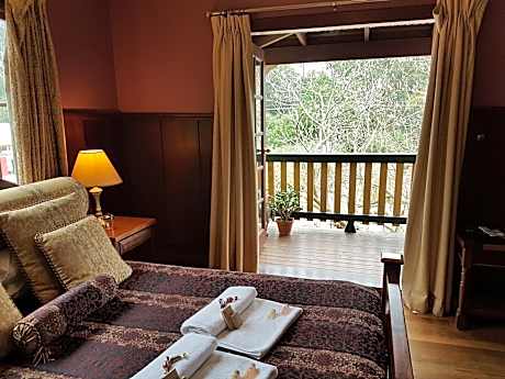 Queen Room with Spa Bath - Top Floor