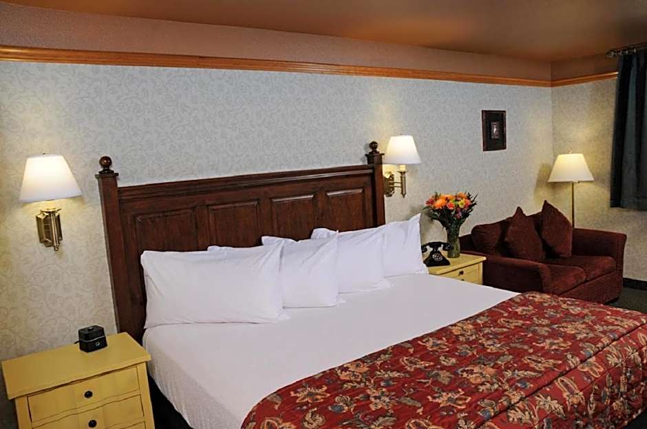 Pike's Waterfront Lodge