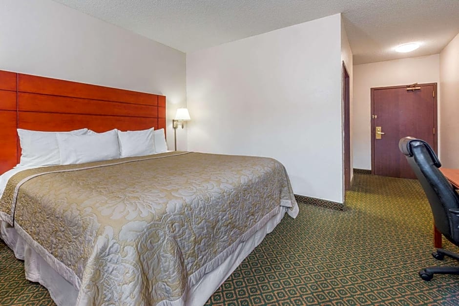 Super 8 by Wyndham St Charles