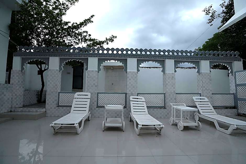 Devendragarh - A Boutique Lake Facing Guest House On Lake Fateh Sagar