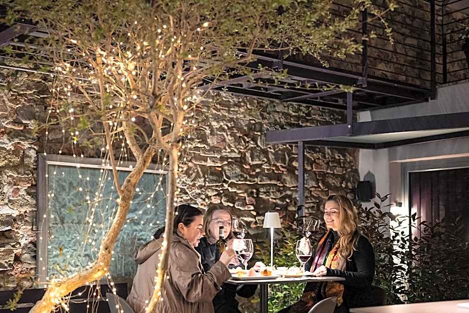 Uve Rooms & Wine Bar