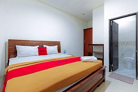 RedDoorz Plus near Green Pramuka Square Mall